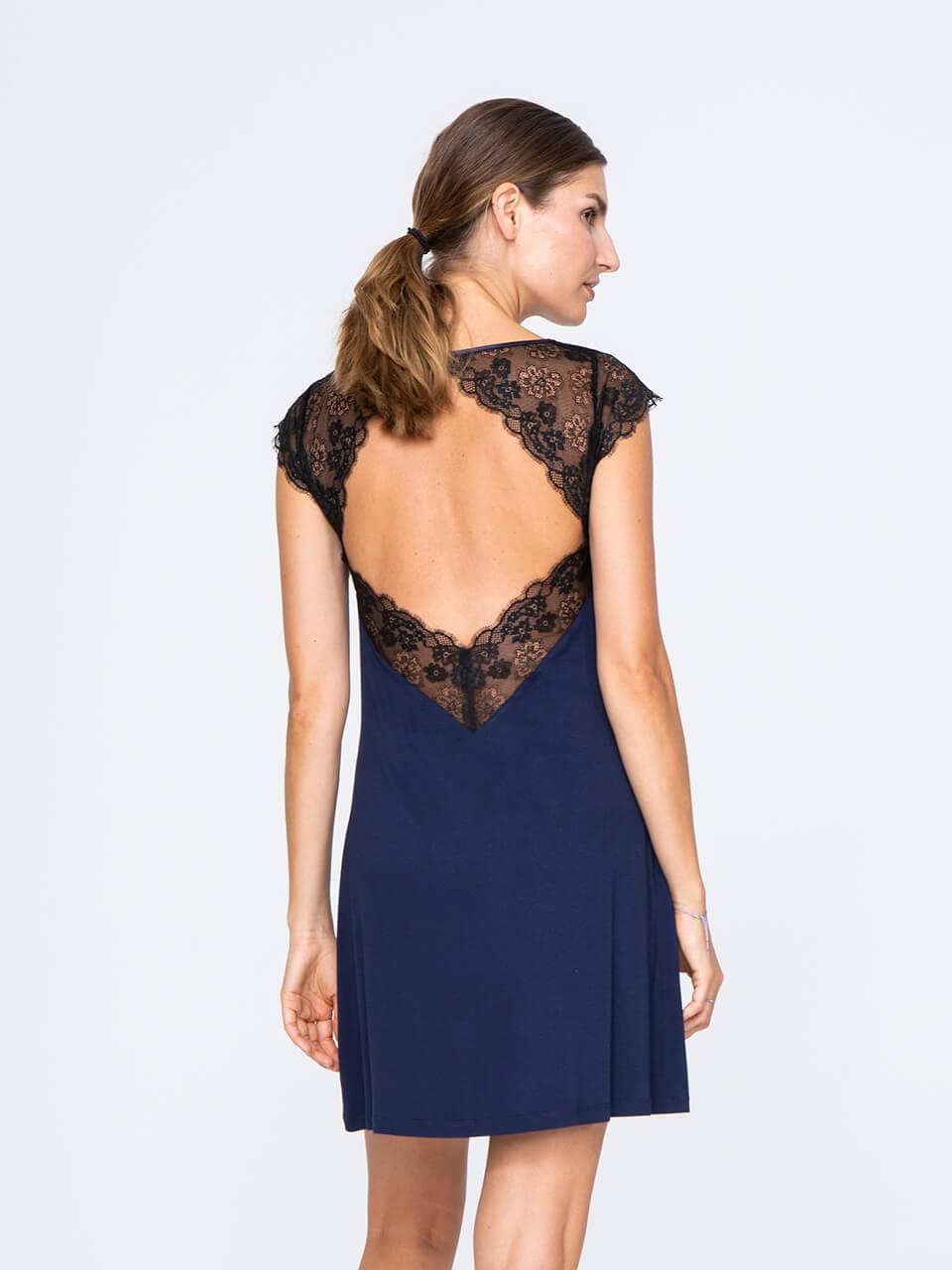 Betoverende chemise in donkerblauw met open rug en bloementkant, achterzijde
