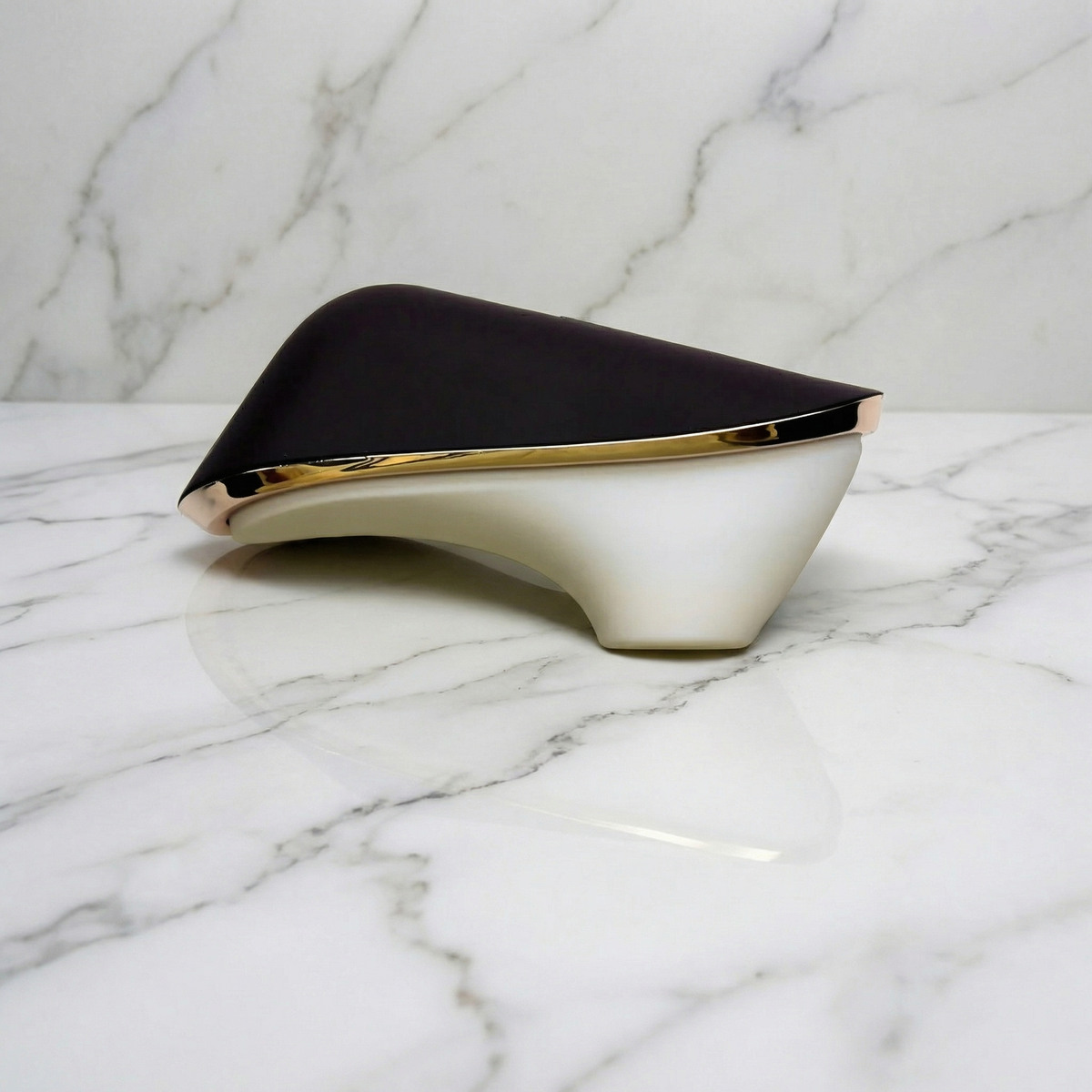 Satisfyer Pro Traveler in aubergine met rosegouden rand op een lichte marmeren plank