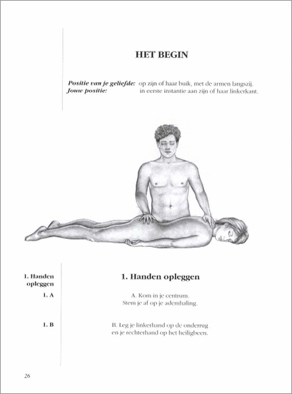 Massage leerboek gepresenteerd met subtiele sfeerverlichting voor intieme wellness