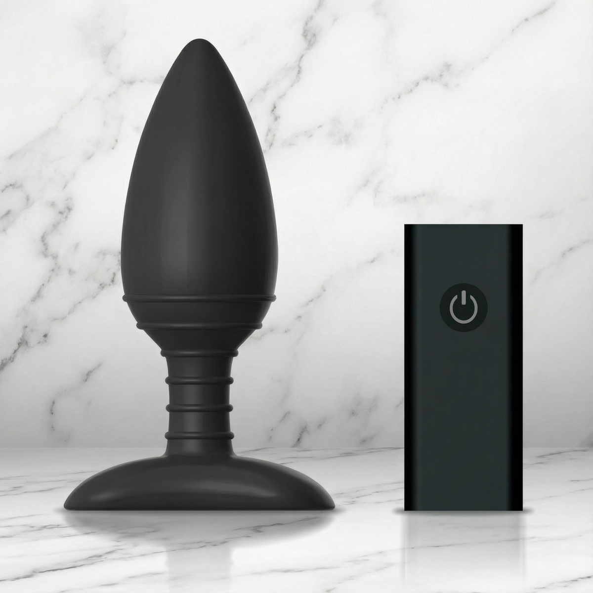 Zwarte vibrerende buttplug maat Medium met afstandsbediening op een marmeren plank