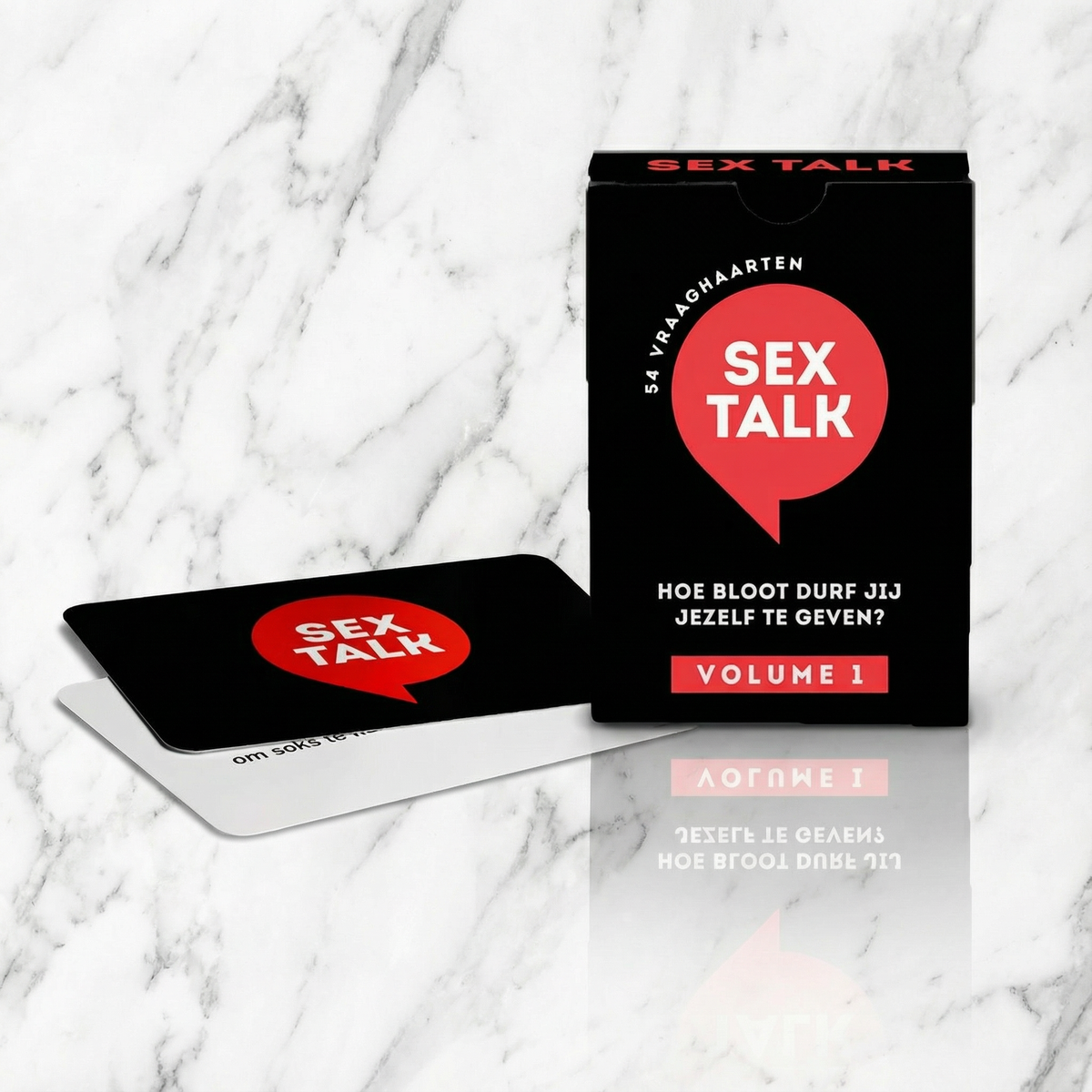 Zwart kaartendoosje Sex Talk met twee losse vraagkaarten op een marmeren plank