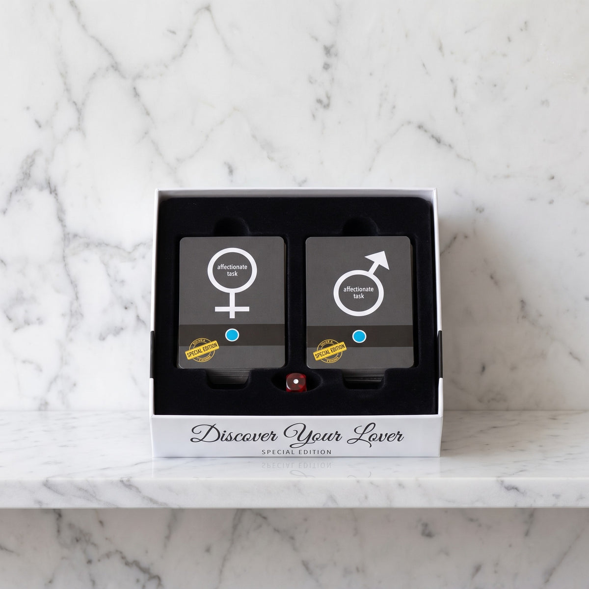 Open doos van het kaartspel Discover Your Lover op een marmeren plank