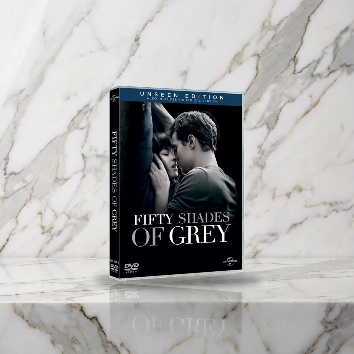 Dvd-hoes Fifty Shades of Grey, Unseen Edition, rechtop op een marmeren plank