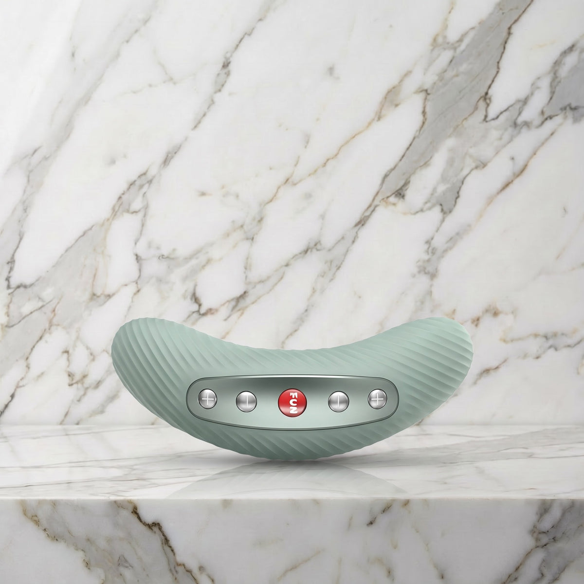 Saliegroene Fun Factory Laya III oplegvibrator liggend op een marmeren plank