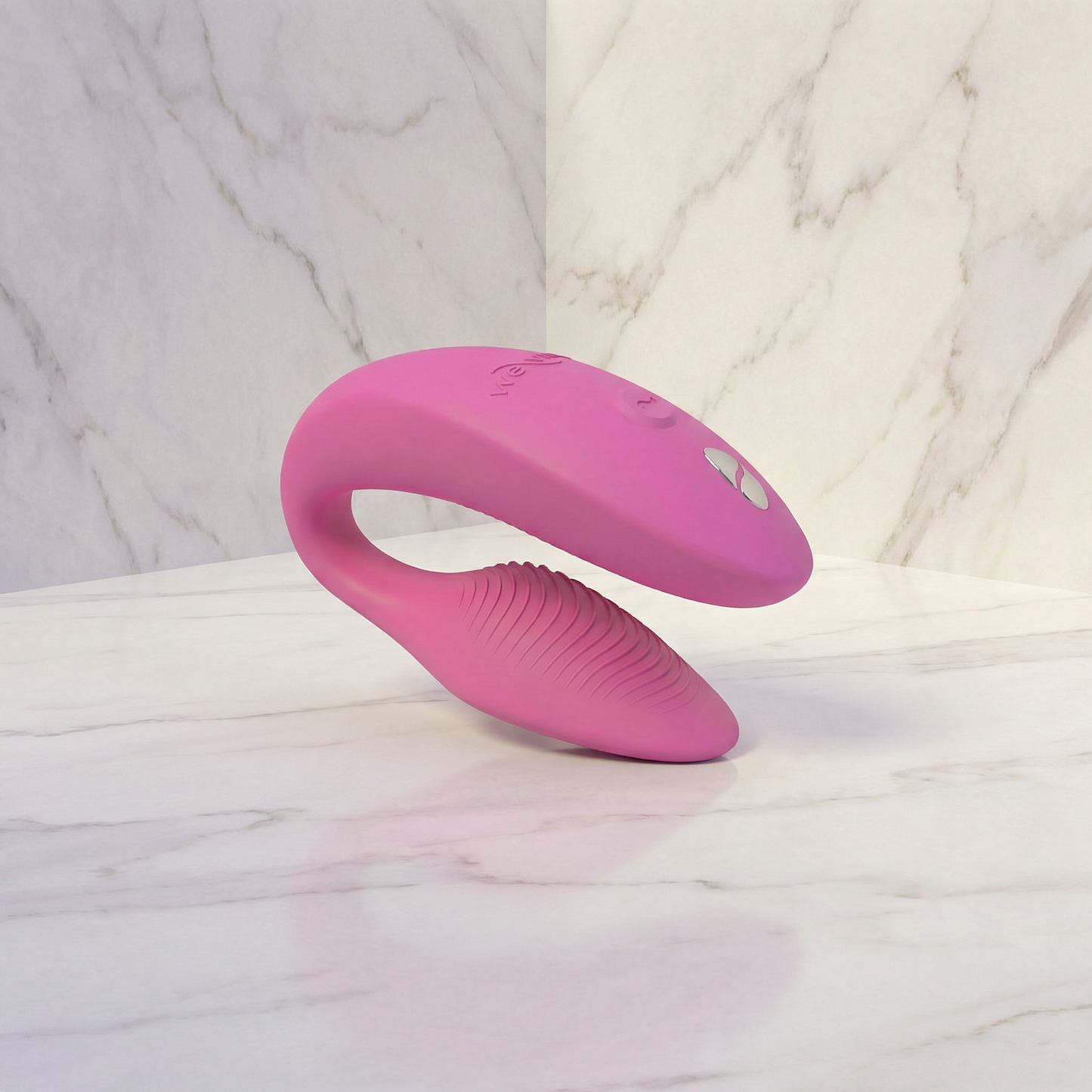 We-Vibe Sync 2 roze onderkant met oplaadpoort en We-Vibe logo