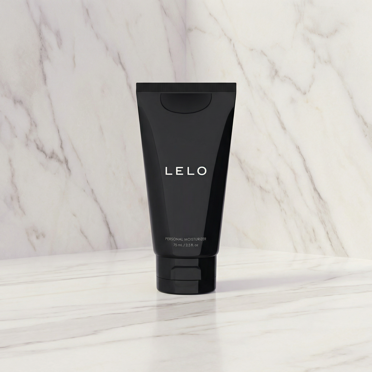 Zwarte tube LELO Personal Moisturizer 75 ml op een marmeren plank