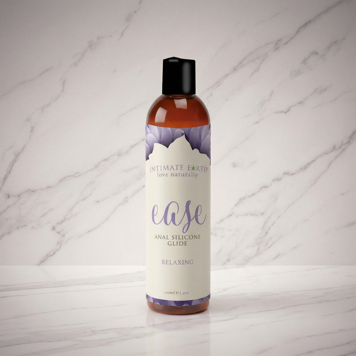 Fles Intimate Earth Ease anaal siliconenglijmiddel 120 ml op een marmeren plank