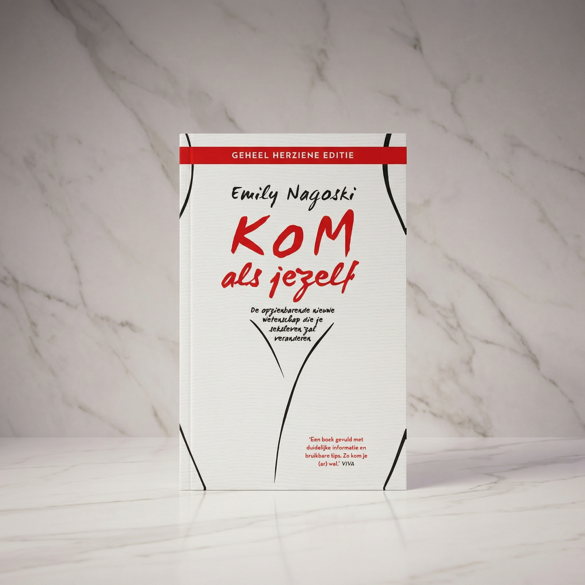 Paperback Kom als jezelf, geheel herziene editie van Emily Nagoski, rechtop op een marmeren plank