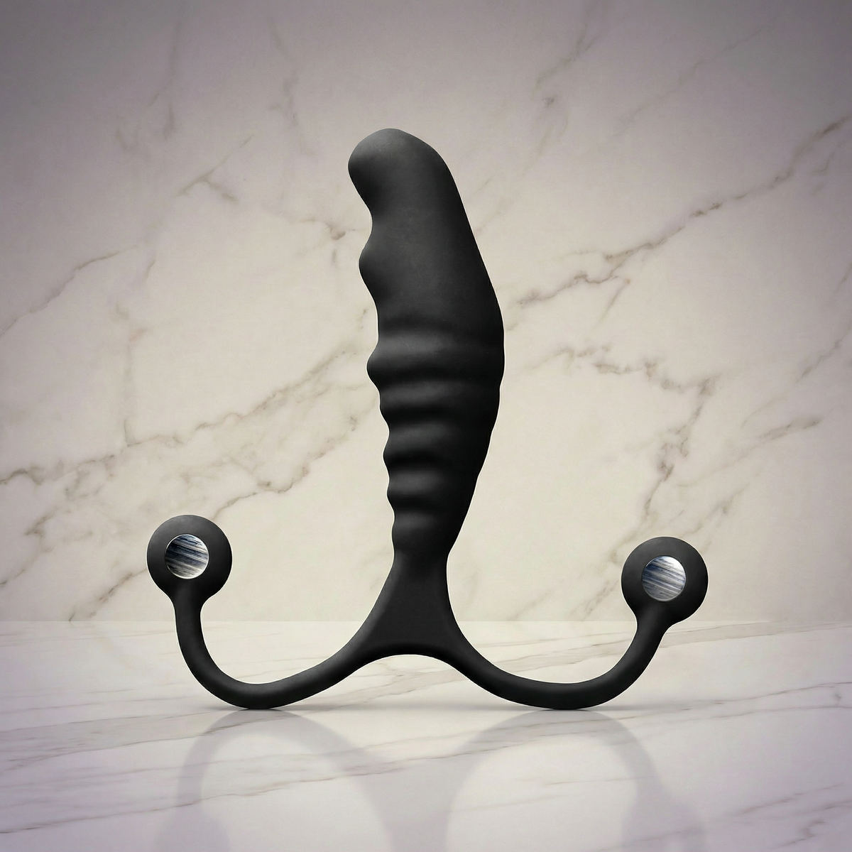 Zwarte Aneros PSY prostaatmassager met twee buigbare armen rechtop op een marmeren plank