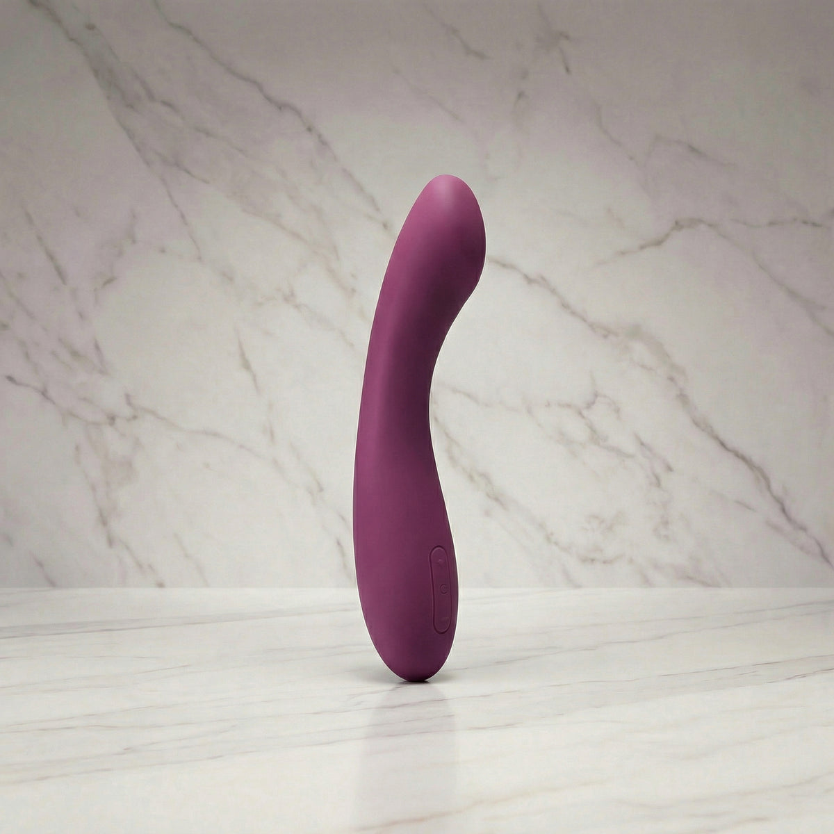Paarse gebogen vibrator rechtop op een marmeren plank, Svakom Amy 2