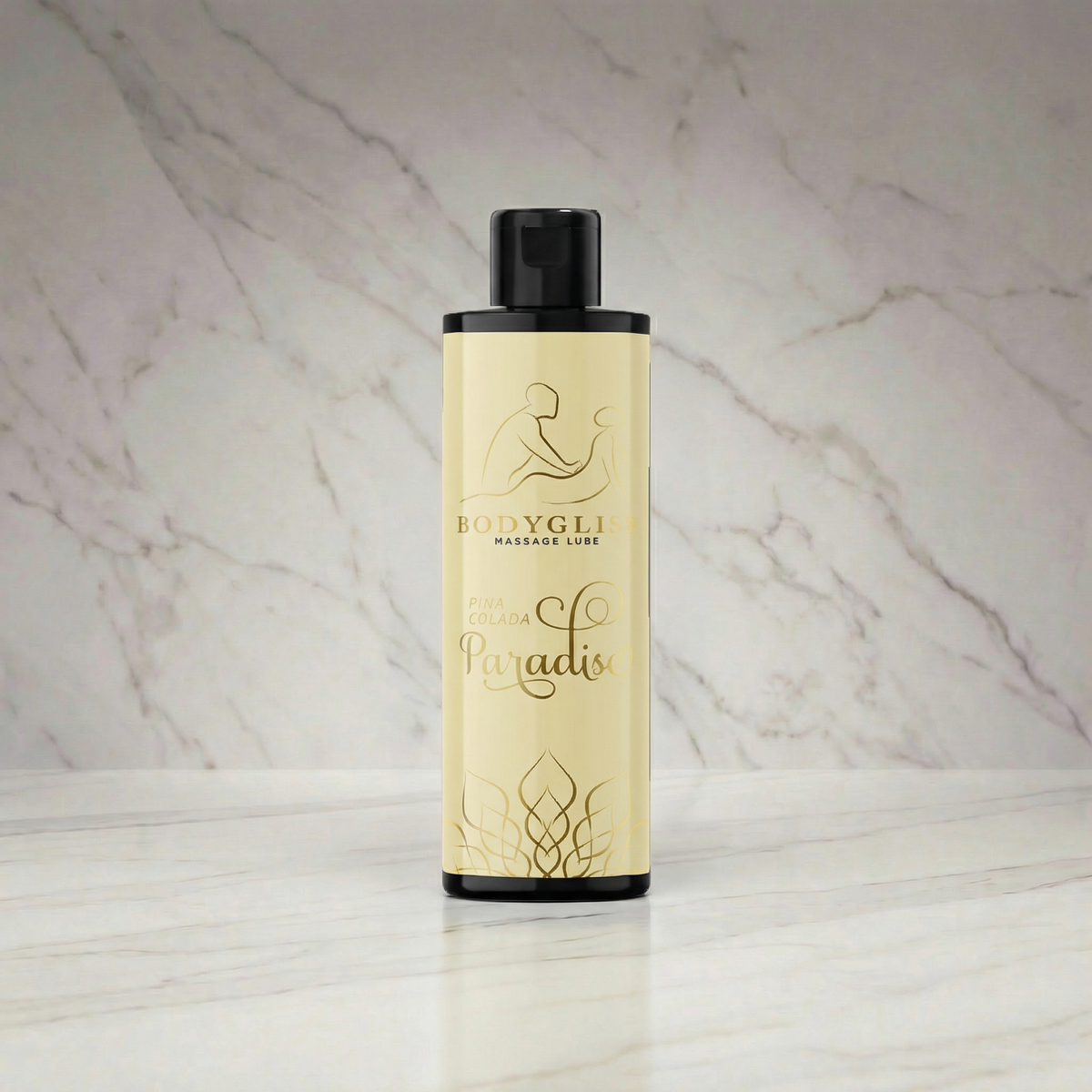 Fles Pina Colada massageolie met crème etiket op een marmeren plank, Bodygliss