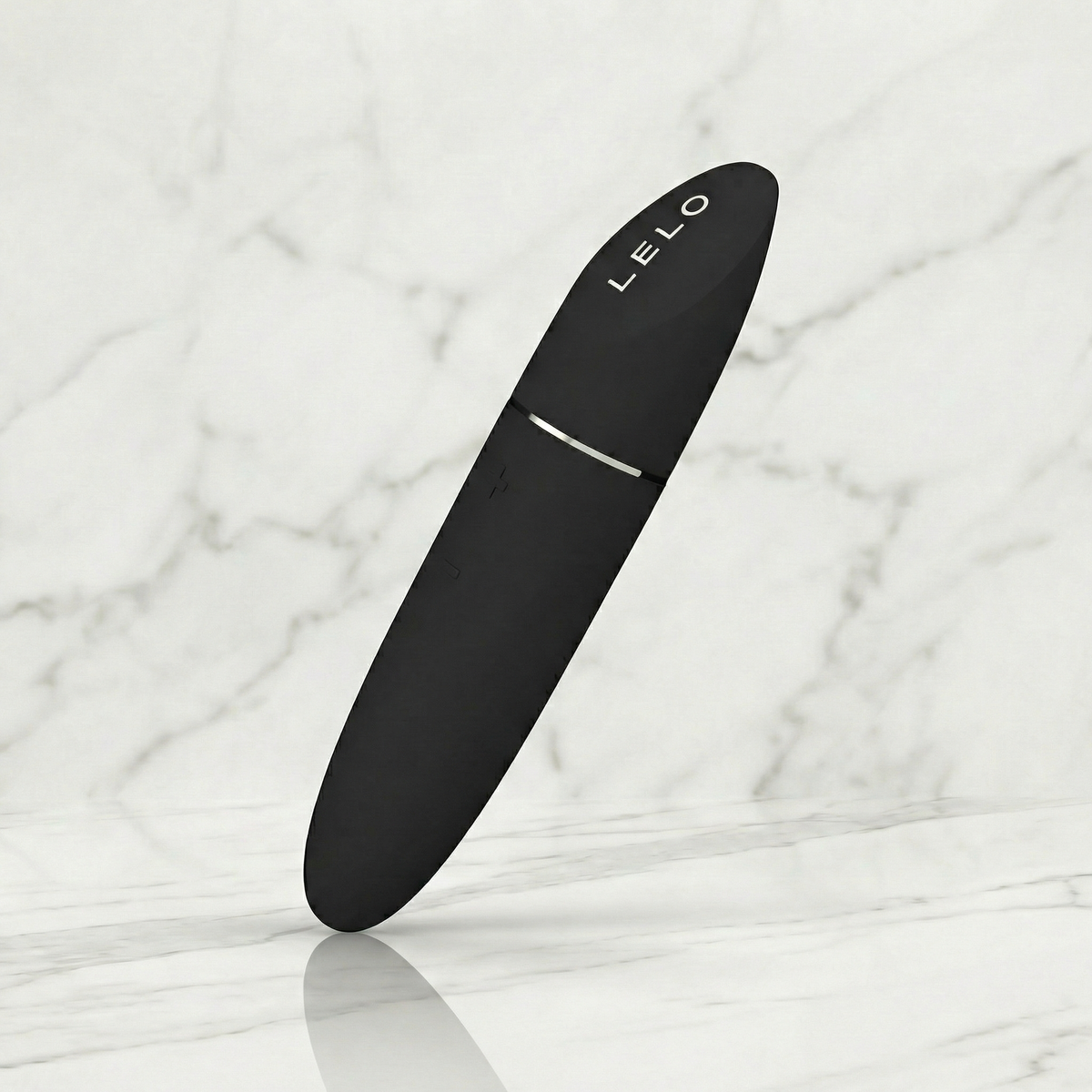 Zwarte Lelo Mia 3 lippenstift vibrator schuin rechtop op een marmeren plank