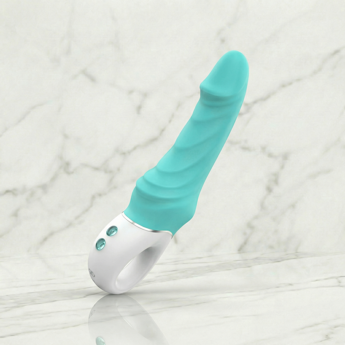 Turquoise Sea Star staafvibrator met wit ringhandvat rechtop op een marmeren plank