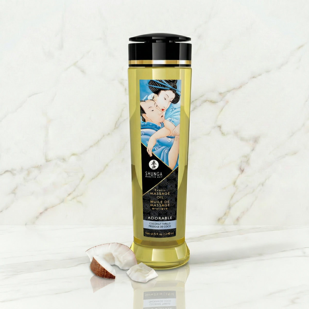 Fles massageolie met blauw Japans etiket op een marmeren plank, Shunga Adorable kokos