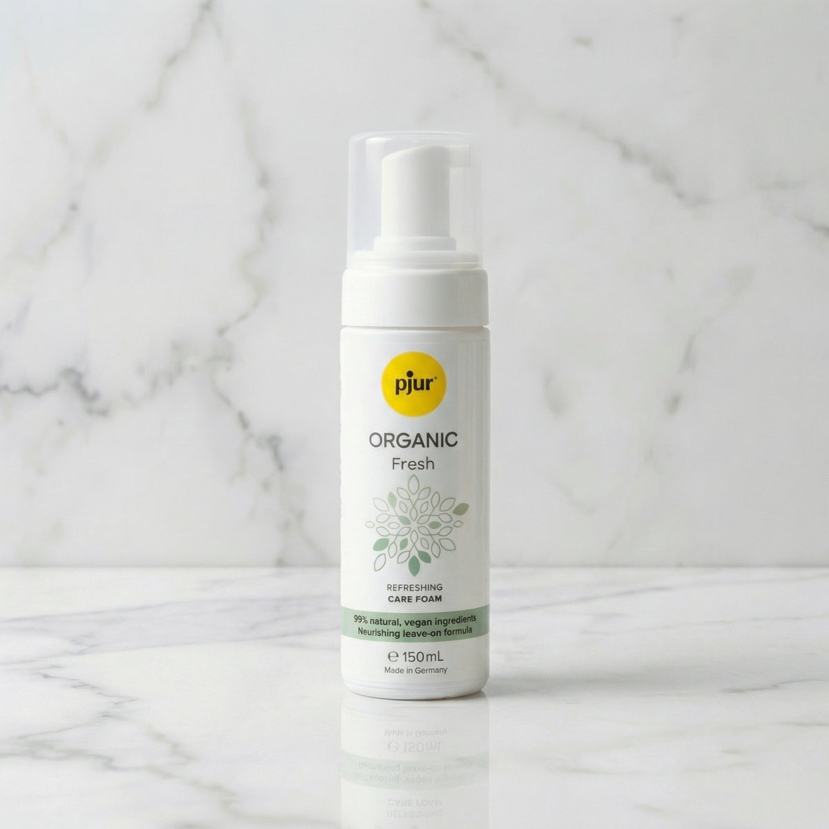 Witte pompflacon schuimreiniger pjur ORGANIC Fresh 150 ml op een marmeren plank