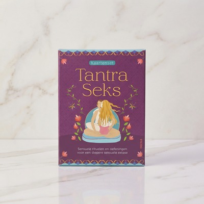 Paars doosje van de kaartenset Tantra Seks met 50 tantra kaarten op een marmeren plank