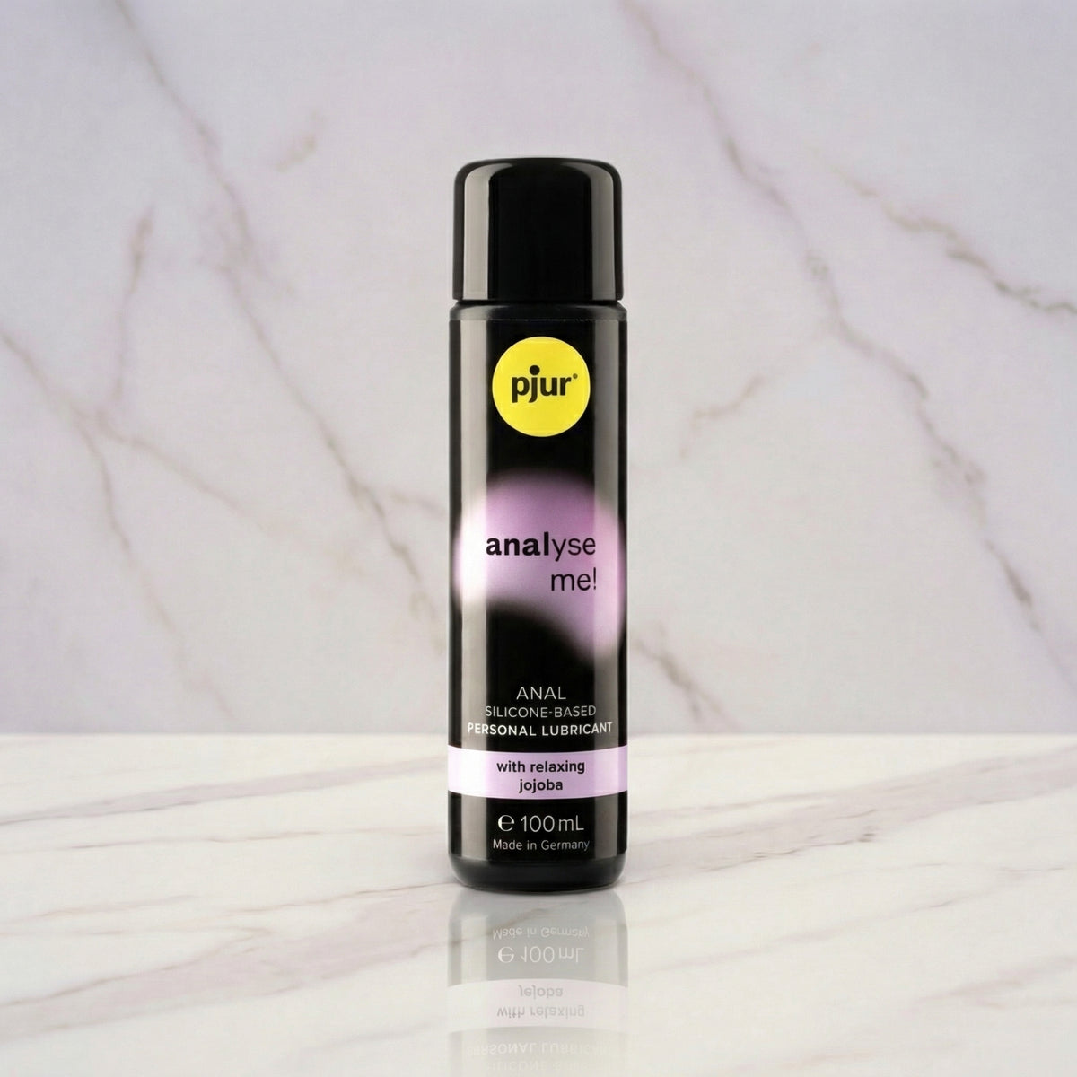 Fles pjur Analyse Me anaal glijmiddel 100 ml rechtop op een marmeren plank