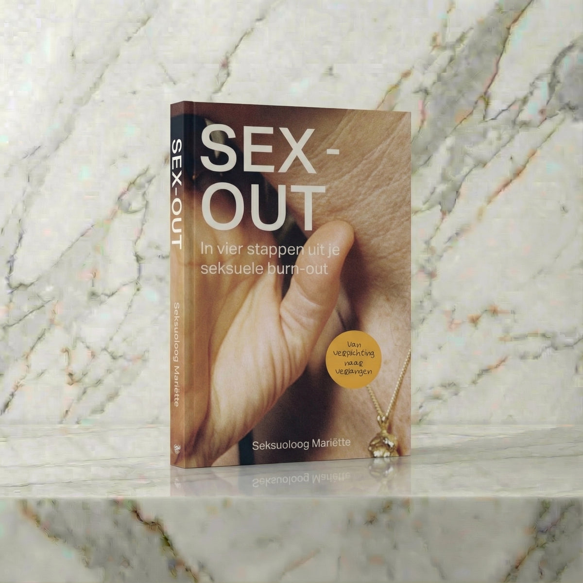 Boek Sex-out rechtop op een marmeren plank, van seksuoloog Mariëtte Sinninghe Damsté