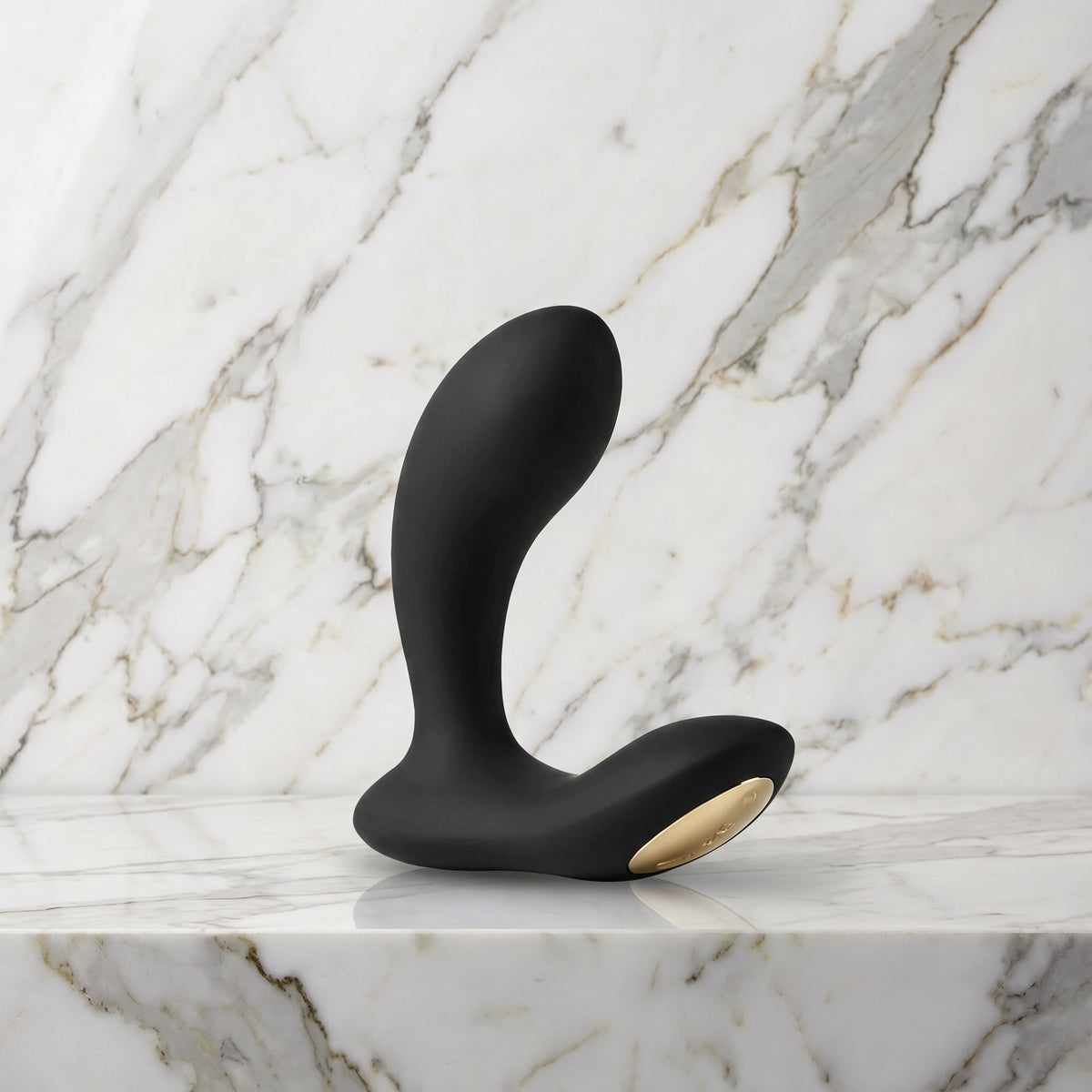 Zwarte LELO Bruno prostaatvibrator rechtop op een marmeren plank, prostaatvibrator van LELO