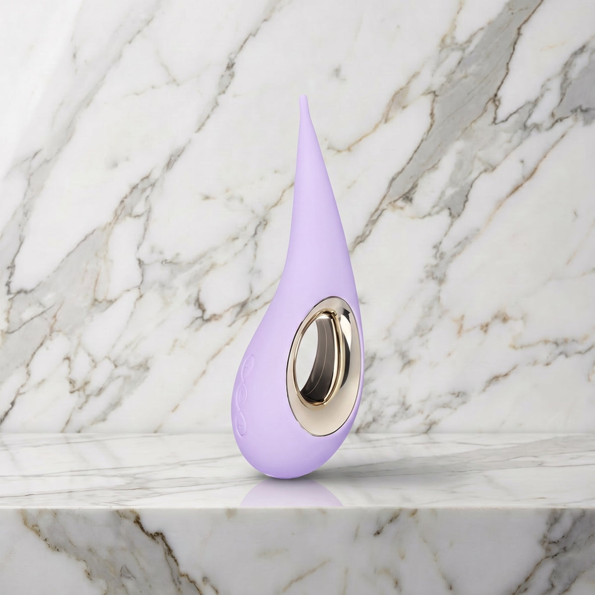 Lila druppelvormige vibrator met gouden ring op een marmeren plank, LELO Dot in lavendel