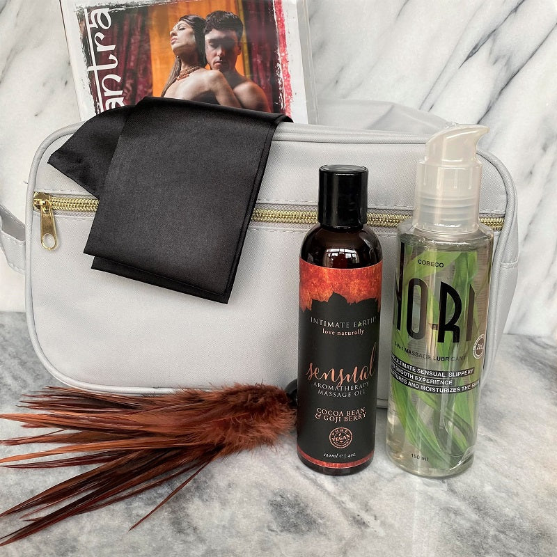 Complete massage cadeauset met massageolie, glijmiddel, veertje en blinddoek in witte toilettas