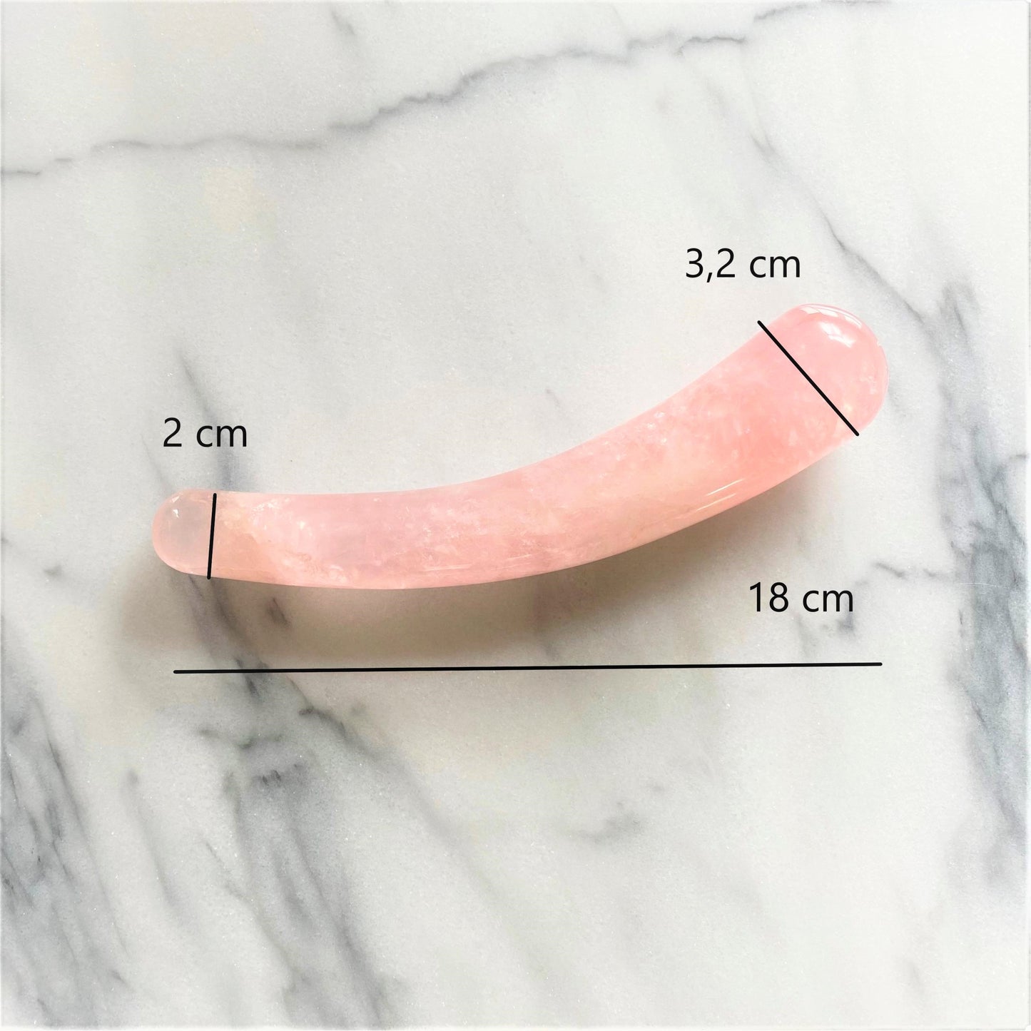 Gebogen rozenkwarts massage wand met maataanduidingen 18 cm lang op marmeren ondergrond