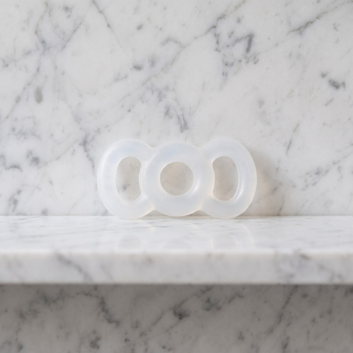 Witte Primus erectiering van 15 mm met twee grepen op een marmeren plank