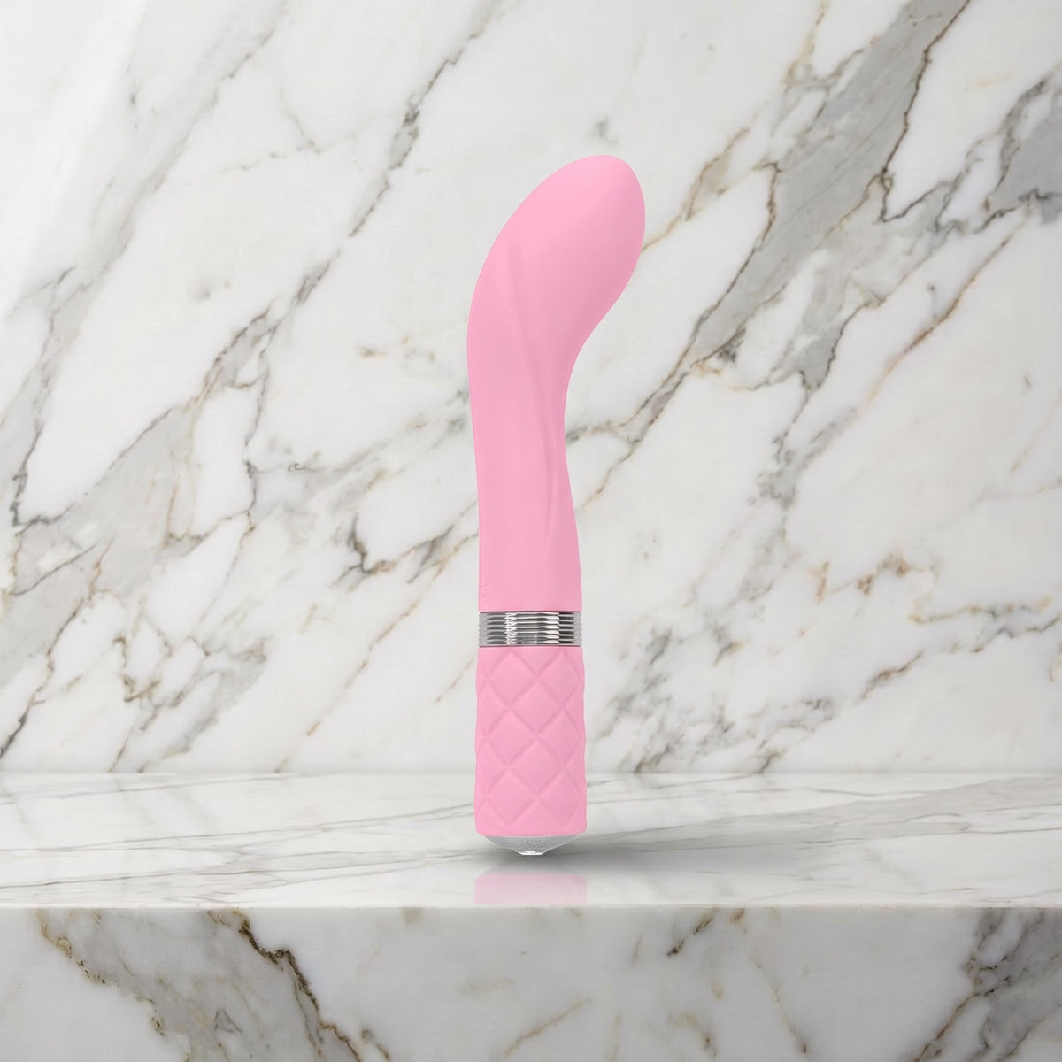 Lichtroze Sassy G-spot vibrator met brede kop op een marmeren plank
