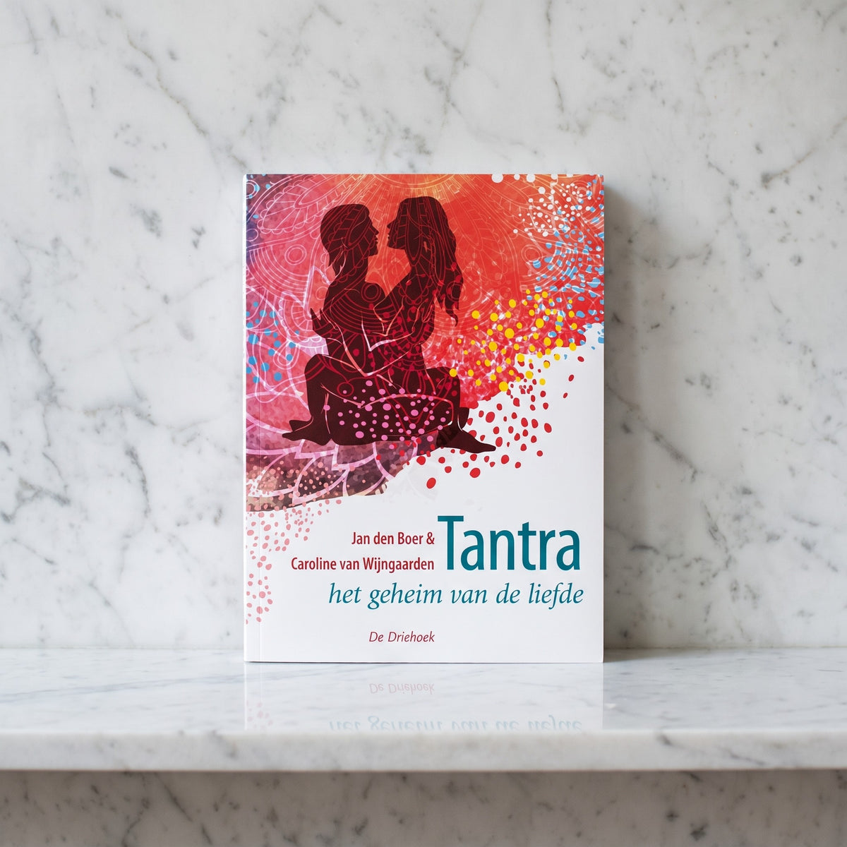 Het boek Tantra, het geheim van de liefde rechtop op een marmeren plank