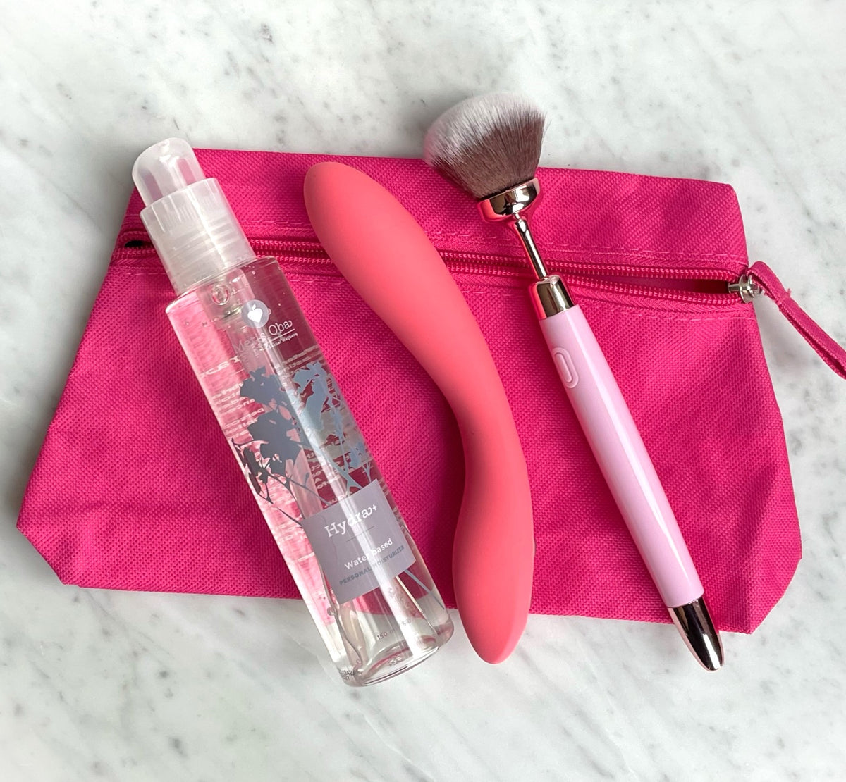 Gentle Sensations Kit op een roze tasje: glijmiddel, vibrator en vibrerende brush