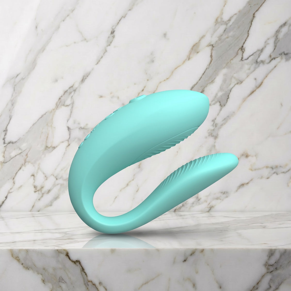Aqua We-Vibe Sync Lite koppelvibrator op een marmeren plank