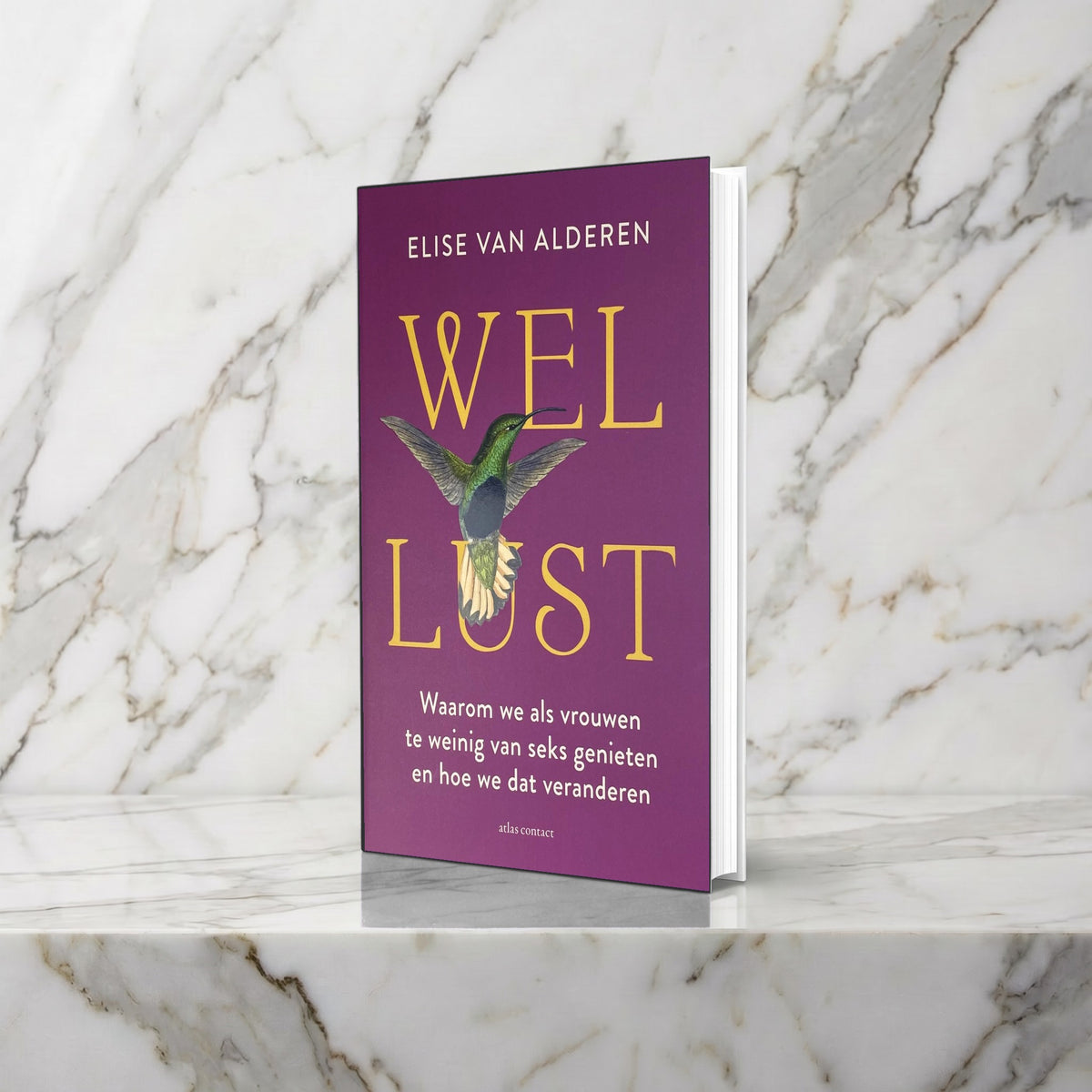 Boek Wellust met paarse omslag en kolibrie rechtop op een marmeren plank, Elise van Alderen