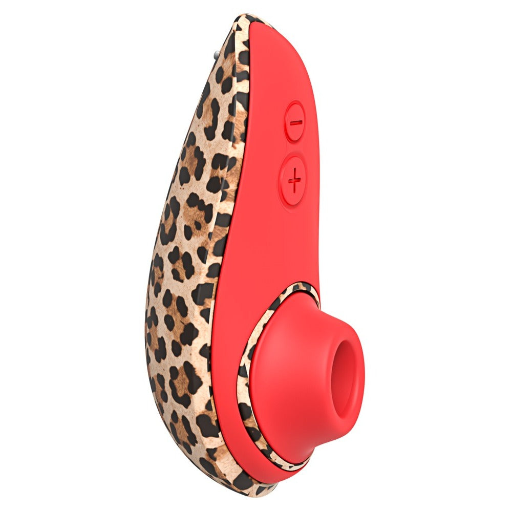 Womanizer Liberty 2 in luipaardprint: rode voorkant met plus- en minknop en rood mondstukje, luipaardprint op de achterkant