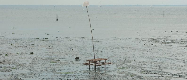 picknicken op zee aan tafel die bij laagwater zichtbaar wordt