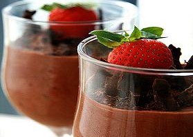Twee glazen chocolademousse gegarneerd met aardbei als sensueel dessert