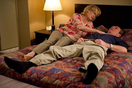 Filmscène Hope Springs met ouder koppel op hotelbed tijdloze filmtip voor koppels