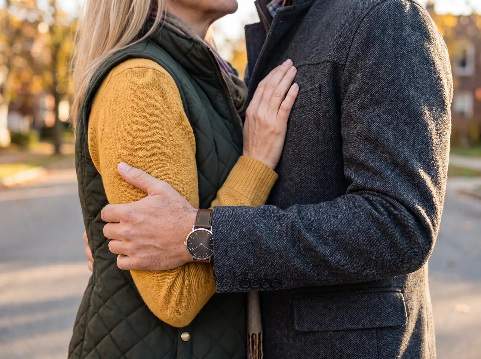 Sfeerbeeld: een man en een vrouw omarmen elkaar buiten, haar hand rust op zijn borst
