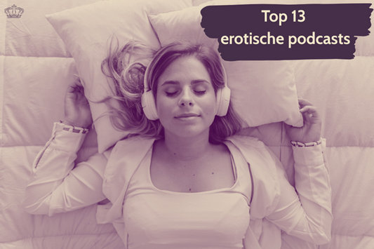 Vrouw met koptelefoon luistert ontspannen in bed naar erotische podcasts