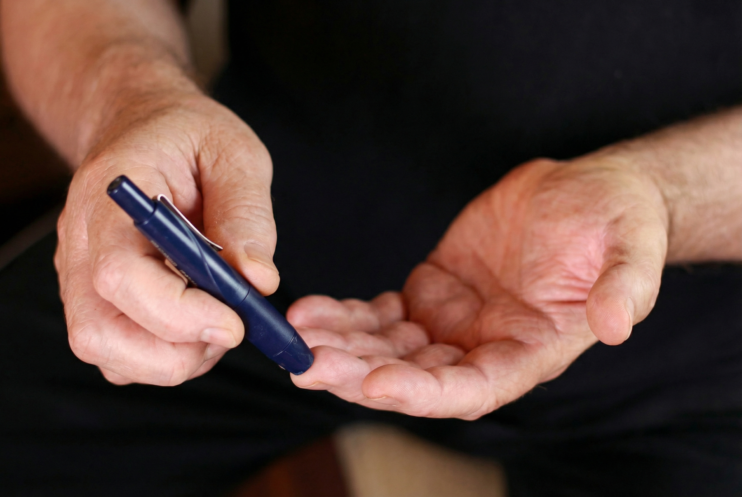 Informatieve illustratie over diabetes en seksualiteit met medische context en warme kleuren voor gezondheidsadvies