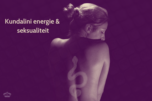 Vrouw met slangensymbool op rug als verbeelding van kundalini energie en seksualiteit