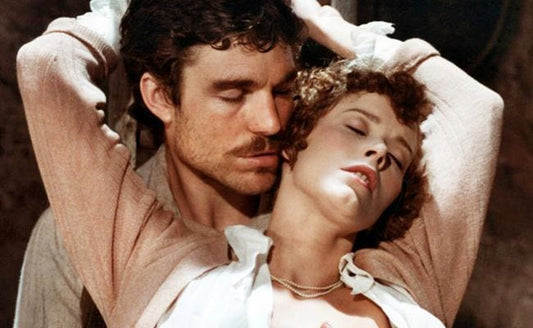 Filmscène uit Lady Chatterley's Lover met man en vrouw in passionele omhelzing