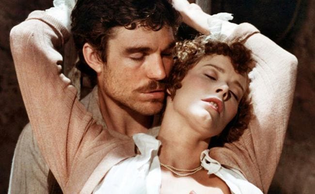 Filmscène uit Lady Chatterley's Lover met man en vrouw in passionele omhelzing