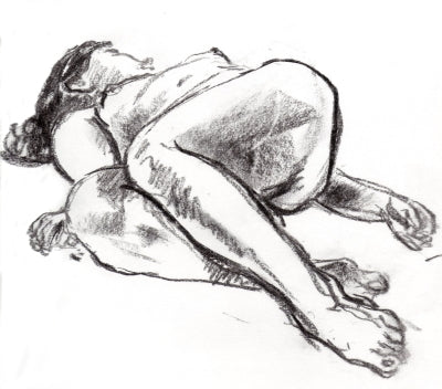 Workshop naaktmodel tekenen in een sfeervol atelier waar deelnemers leren schetsen onder professionele begeleiding