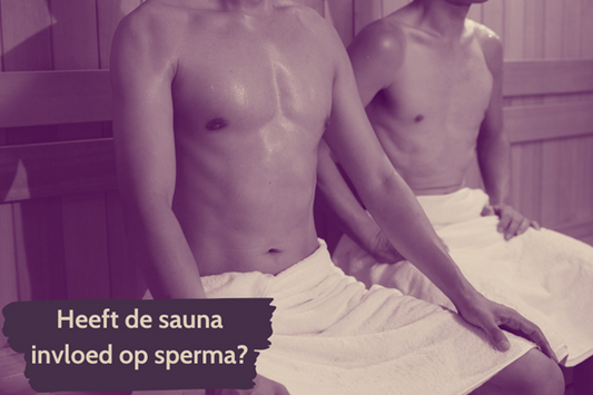 Mannen met handdoek in een sauna bij artikel over saunahitte en spermakwaliteit
