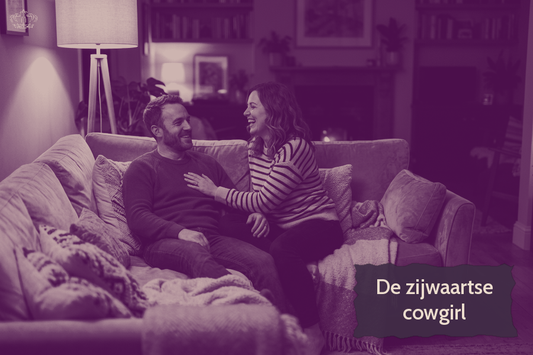 Lachend stel op de bank in de woonkamer, kop van de sekstip over de zijwaartse cowgirl