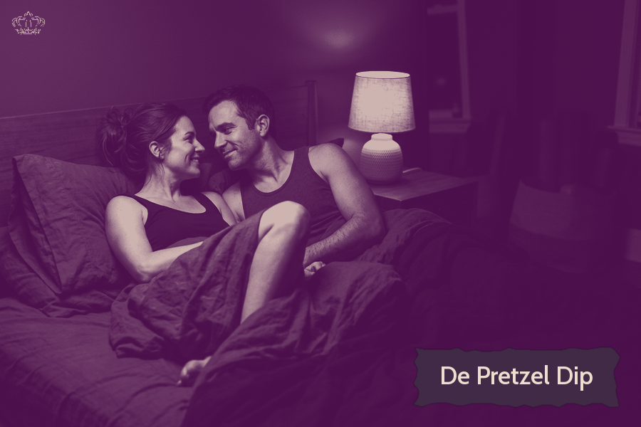 Stel ligt 's avonds op de zij tegenover elkaar in bed, kop van de sekstip over de Pretzel Dip