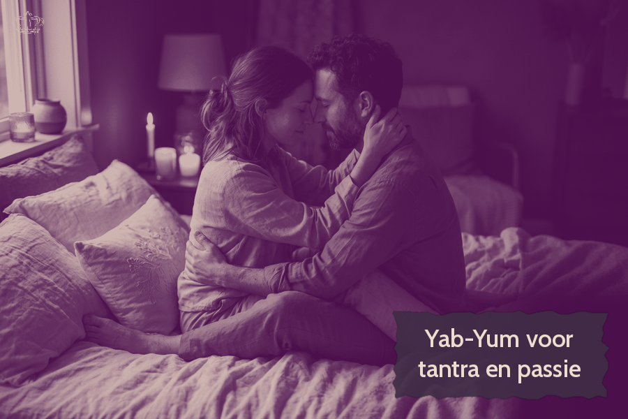 Stel zit in een innige omhelzing tegenover elkaar op bed, kop van de sekstip over Yab-Yum