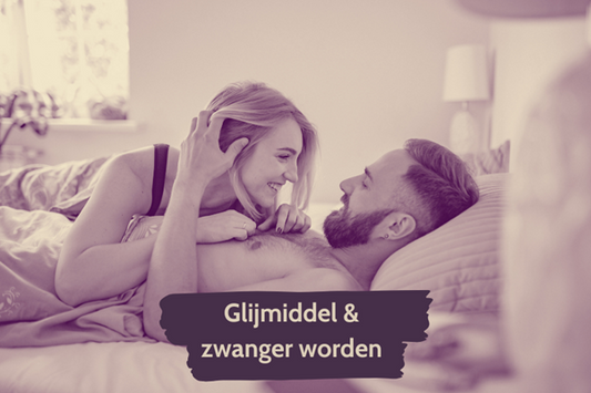 Stel met kinderwens leest informatie over glijmiddel en vruchtbaarheid