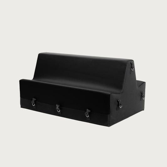 Liberator Steed gezien vanaf de achterkant, met de metalen ringen en riemen langs de rand