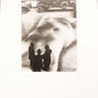 Vintage zwart-wit foto in passe-partout met straatscène en silhouetten jaren 20